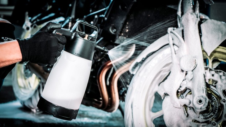 IK Foam Pro 2+ to wydajny rozpylacz piany z przyłączem powietrza, przeznaczony do profesjonalnych zadań czyszczących w różnych branżach.