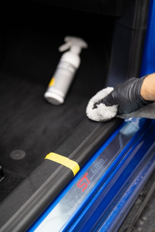 Chemotion Interior Dressing Dark 1L - Środek Do Zabezpieczenia Plastików Mocno Przyciemniający Matowy